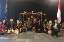 Tim LK UMM bersama tim Kemdikbud RI dan komunitas budaya di Auckland sesaat setelah peresmian AUTIC.